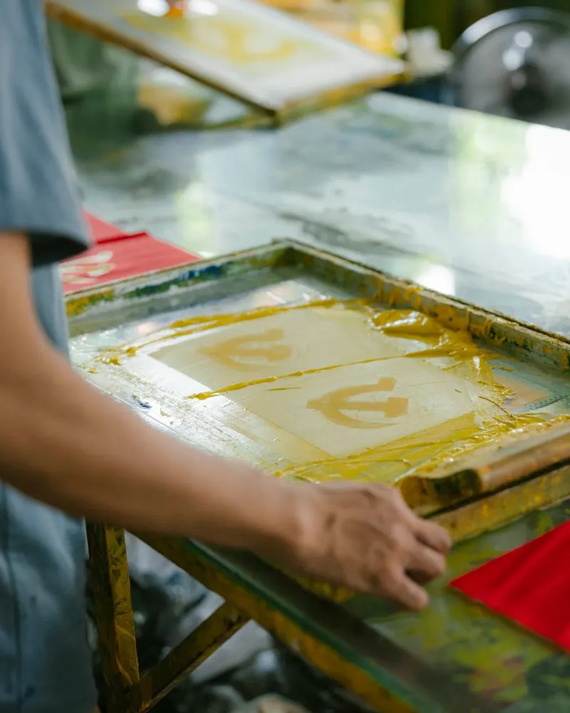 Mains au travail dans l'atelier d'enseignes Brizh à Brest