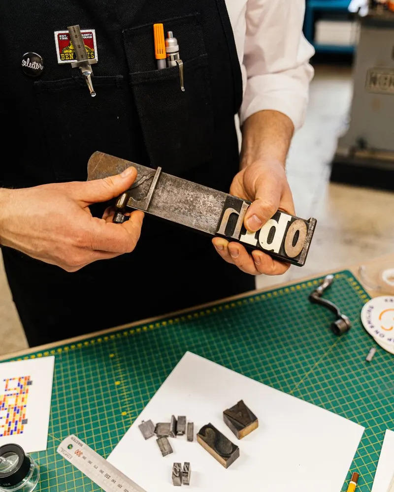 Mains au travail dans l'atelier de communication Brizh à Lesneven