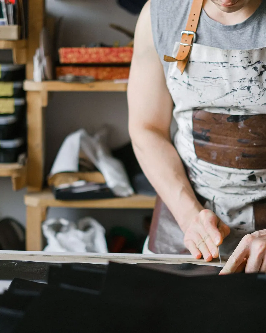 Artisan de la communication au travail dans son atelier à Lesneven