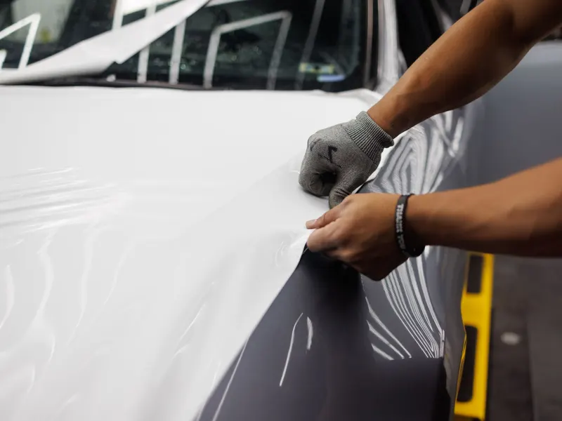 Pose d'un film de covering sur la carrosserie d'un véhicule