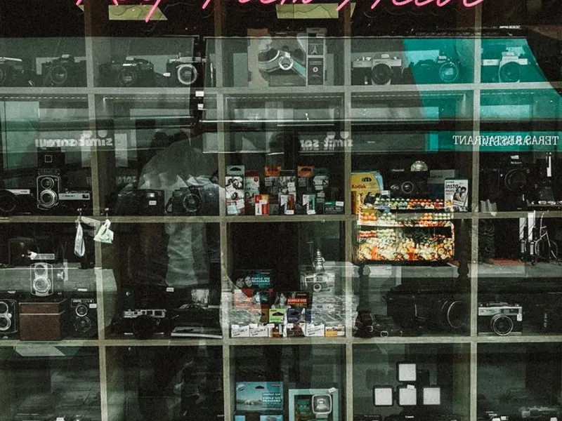 Lettrage adhésif sur la vitrine d'un commerce à Brest