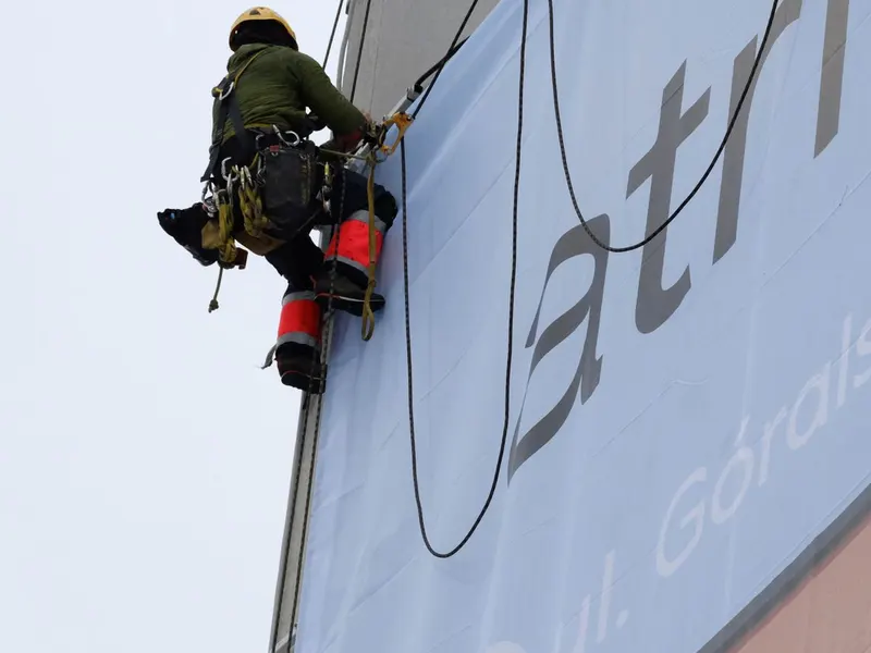 Pose d’une banderole grand format sur la façade d’un bâtiment