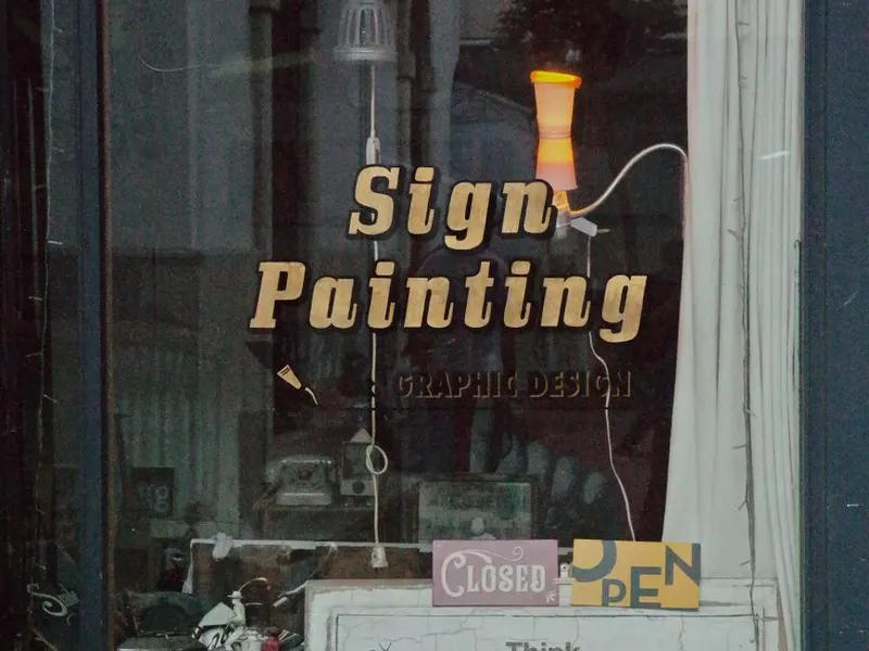 Lettrage doré sur la vitrine d'un atelier